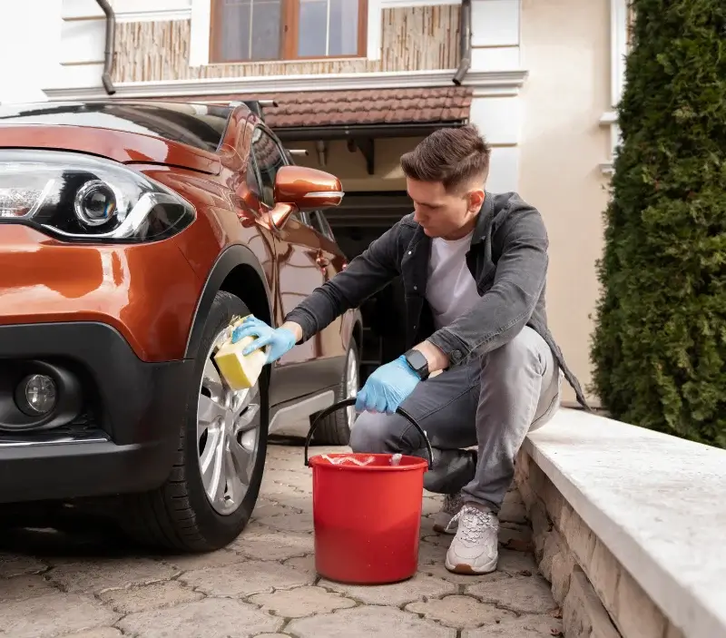 Lavage auto à domicile Saint-Jacut-les-Pins : professionnel intervenant sur un véhicule